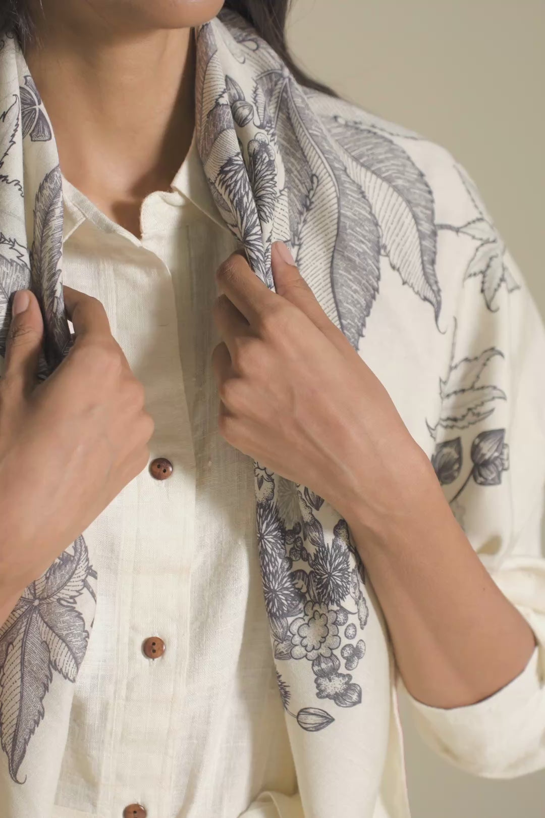 The Eranda Scarf | Black and white